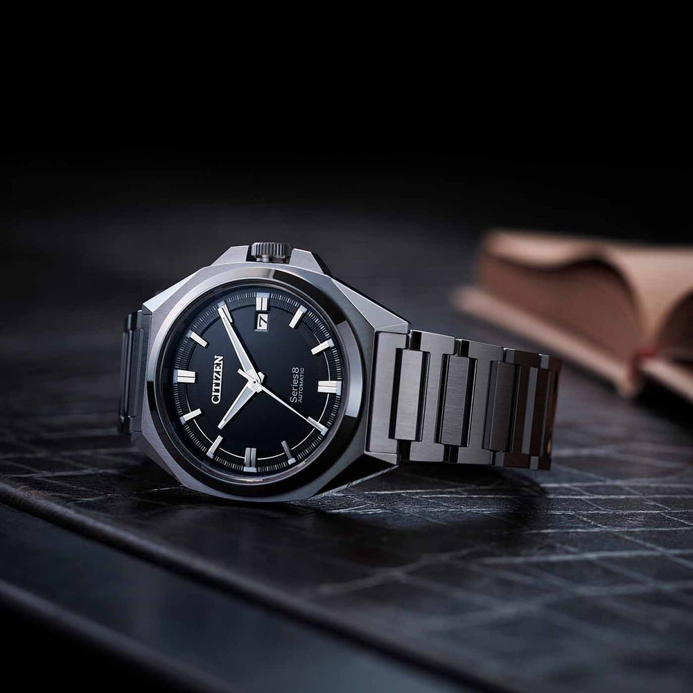 Citizen Series 8 automaattikello mustalla kellotaululla ja metallirannekkeella