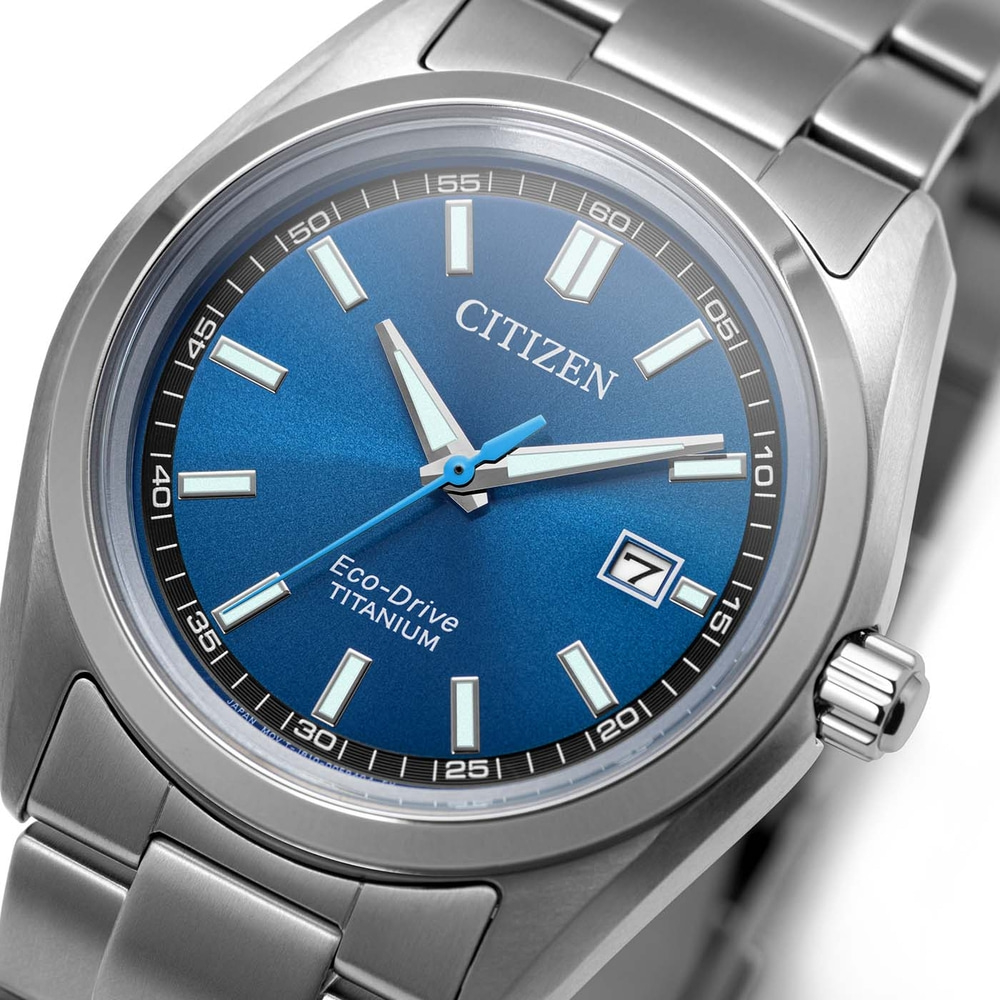 Lähikuva Citizen Eco-Drive Titanium -kellosta, jossa on sininen kellotaulu ja hopeinen ranneke.