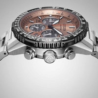 Citizen-kello, jossa ruskea kellotaulu, kronografi ja ruostumattomasta teräksestä valmistettu ranneke.