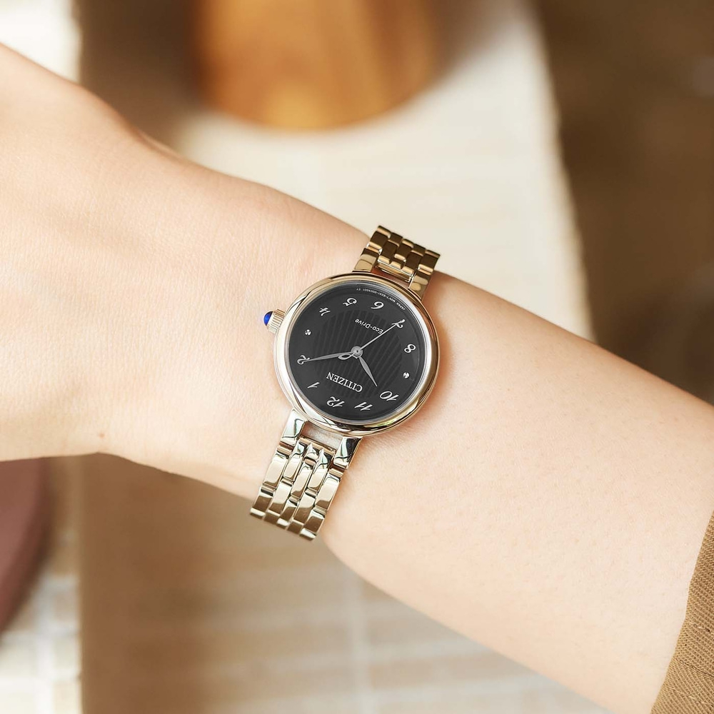 Rannekello ranteessa, musta kellotaulu, hopeinen ranneke, Citizen Eco-Drive, tyylikäs.