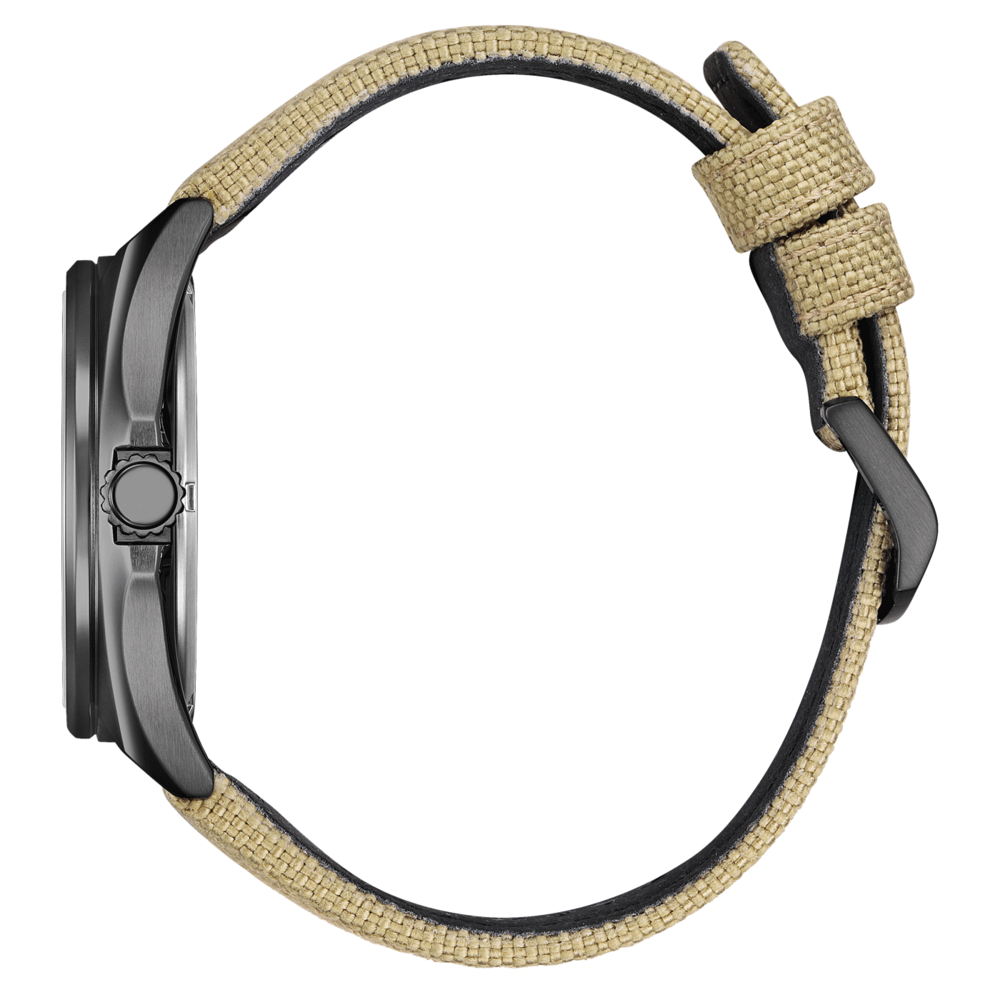 Sivukuva mustasta kellosta, jossa on beige kangasranneke.