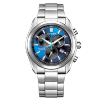 Hopeinen Citizen Eco-Drive Titanium kronografikello, jossa sininen auringonsäteillä koristeltu kellotaulu.