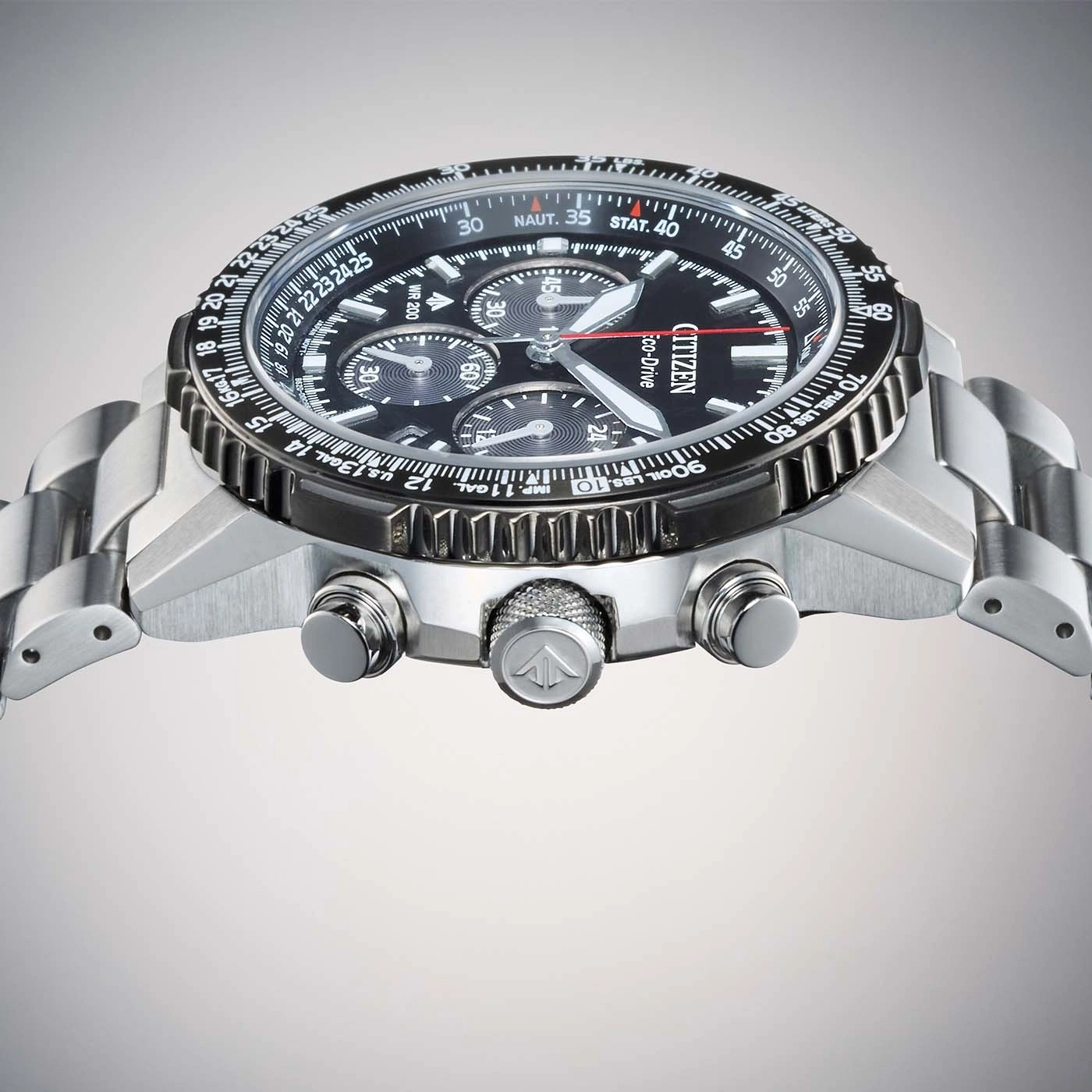 Lähikuva Citizen Eco-Drive -kellosta, jossa musta kellotaulu ja metalliranneke.