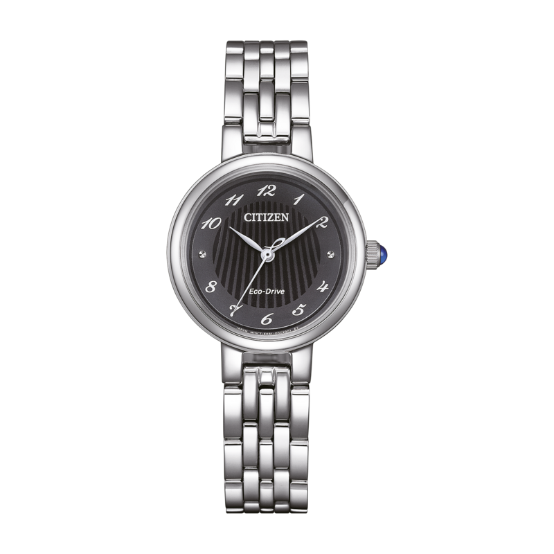 Citizen-kello, jossa musta kellotaulu, hopeinen ranneke ja Eco-Drive-tekniikka.