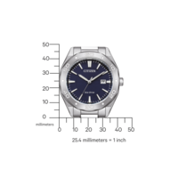 Citizen-kello, jossa sininen kellotaulu, hopeinen kehys ja Eco-Drive-tekniikka. Näyttää ajan.