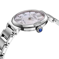Lähikuva sivukuva hopeisesta Citizen Eco-Drive -kellosta, jossa on helmiäistaulu ja roomalaiset numerot.