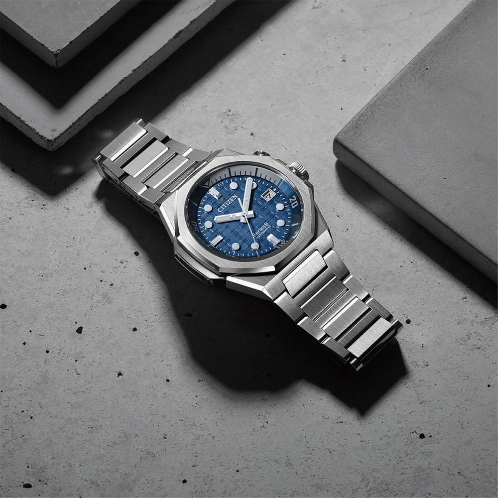 Citizen Series 8 automaattikello betonipinnalla varjoineen.