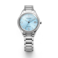 Hopeinen Citizen Eco-Drive -kello vaaleansinisellä kellotaululla ja hopearannekkeella.