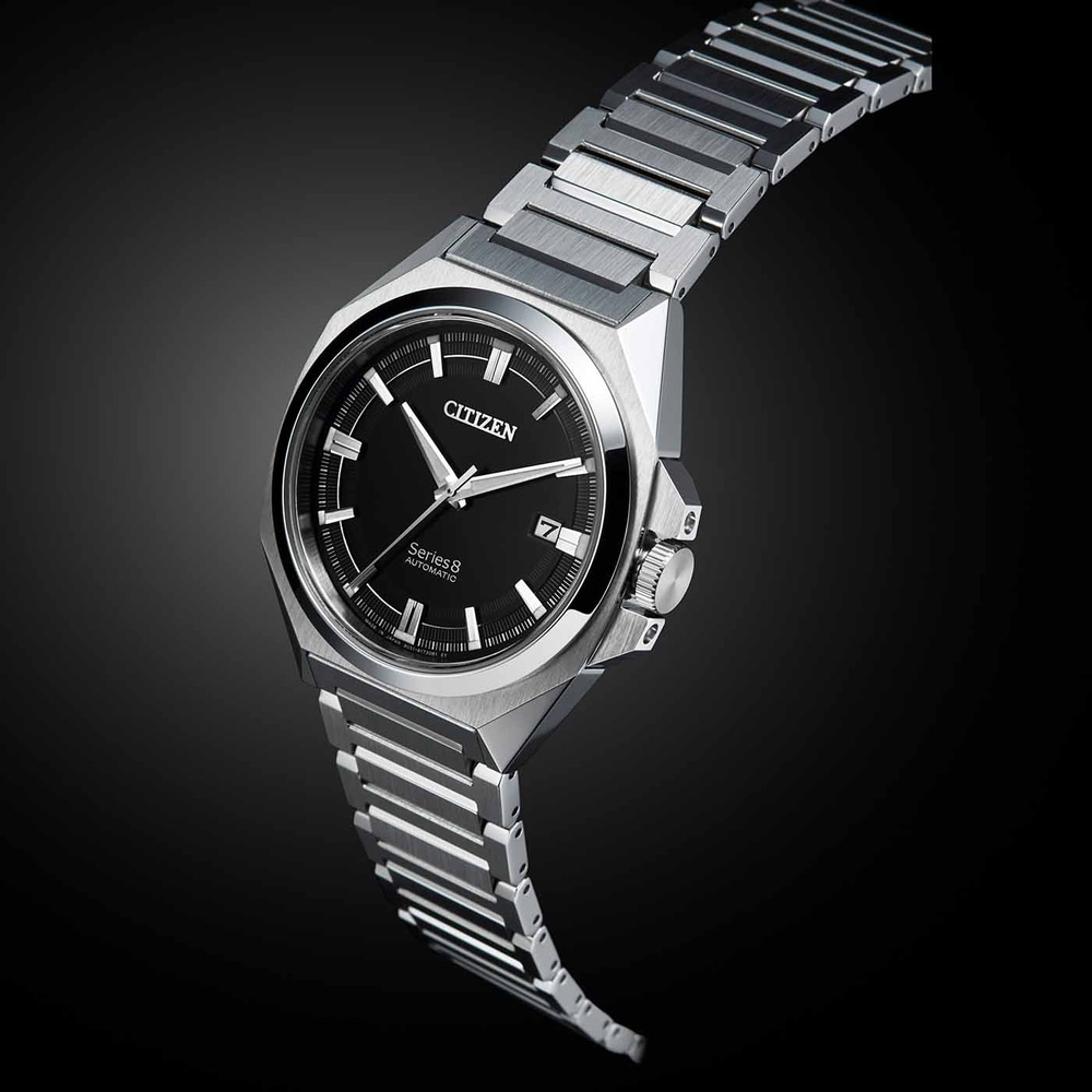 Citizen Series 8 automaattikello mustalla kellotaululla ja hopeisella rannekkeella