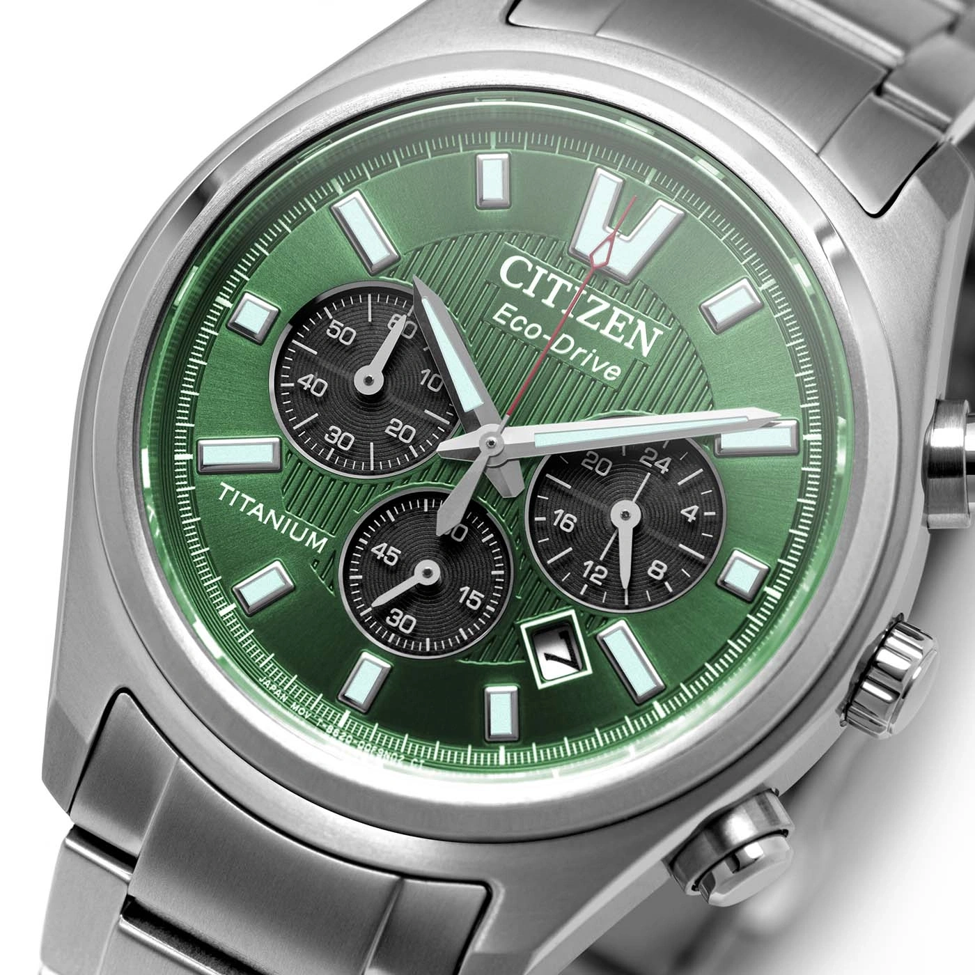 Lähikuva vihreästä Citizen Eco-Drive -kellosta hopeisella rannekkeella.