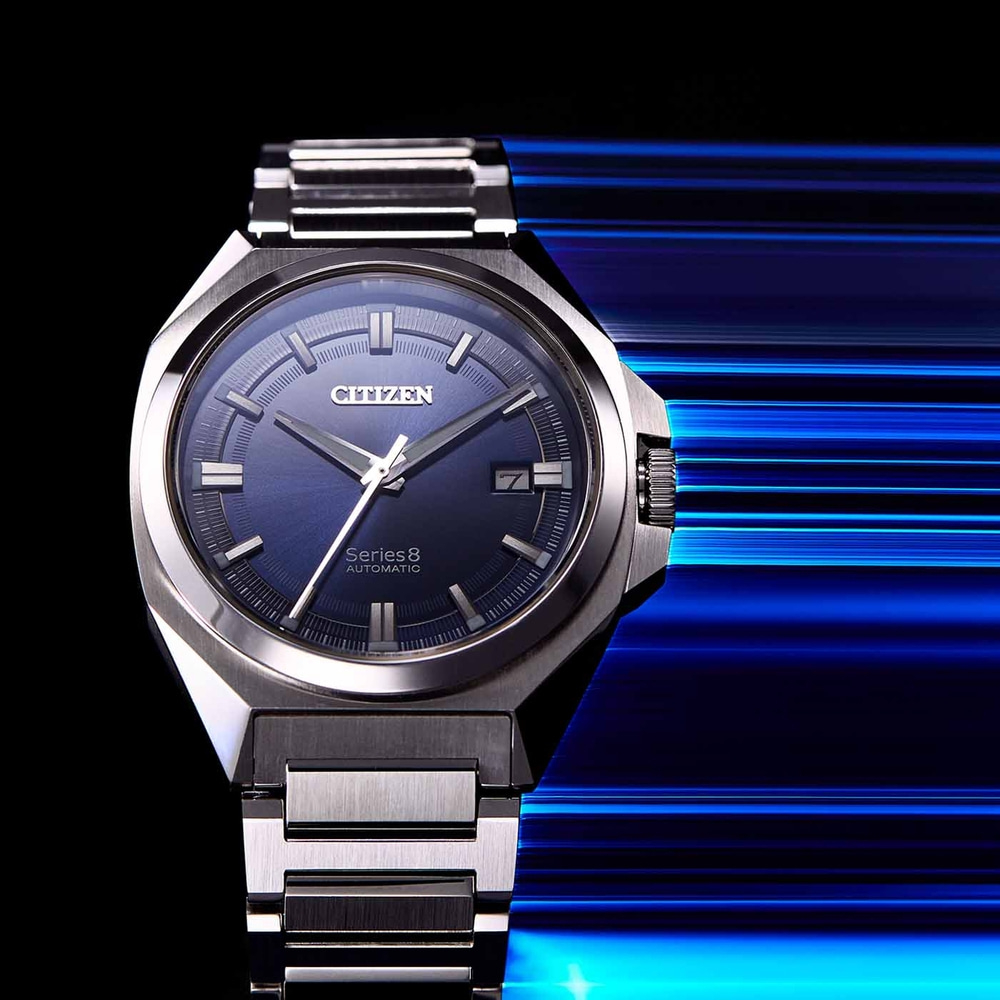 Citizen Series 8 automaattikello, sininen kellotaulu ja metalliranneke.
