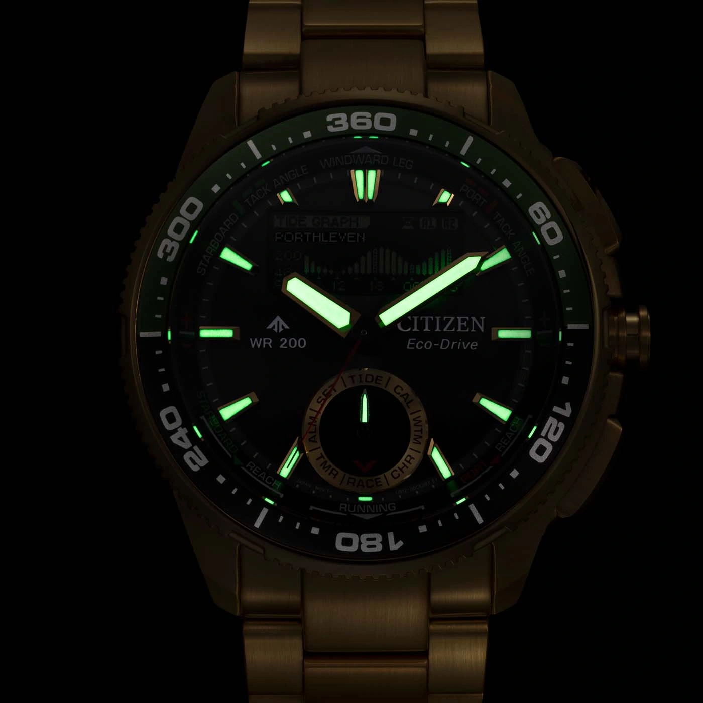 Lähikuva pimeässä hohtavasta Citizen Eco-Drive-kellotaulusta.