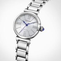 Hopeinen Citizen Eco-Drive -kello sinisillä osoittimilla ja sinisellä jalokivellä kruunussa.