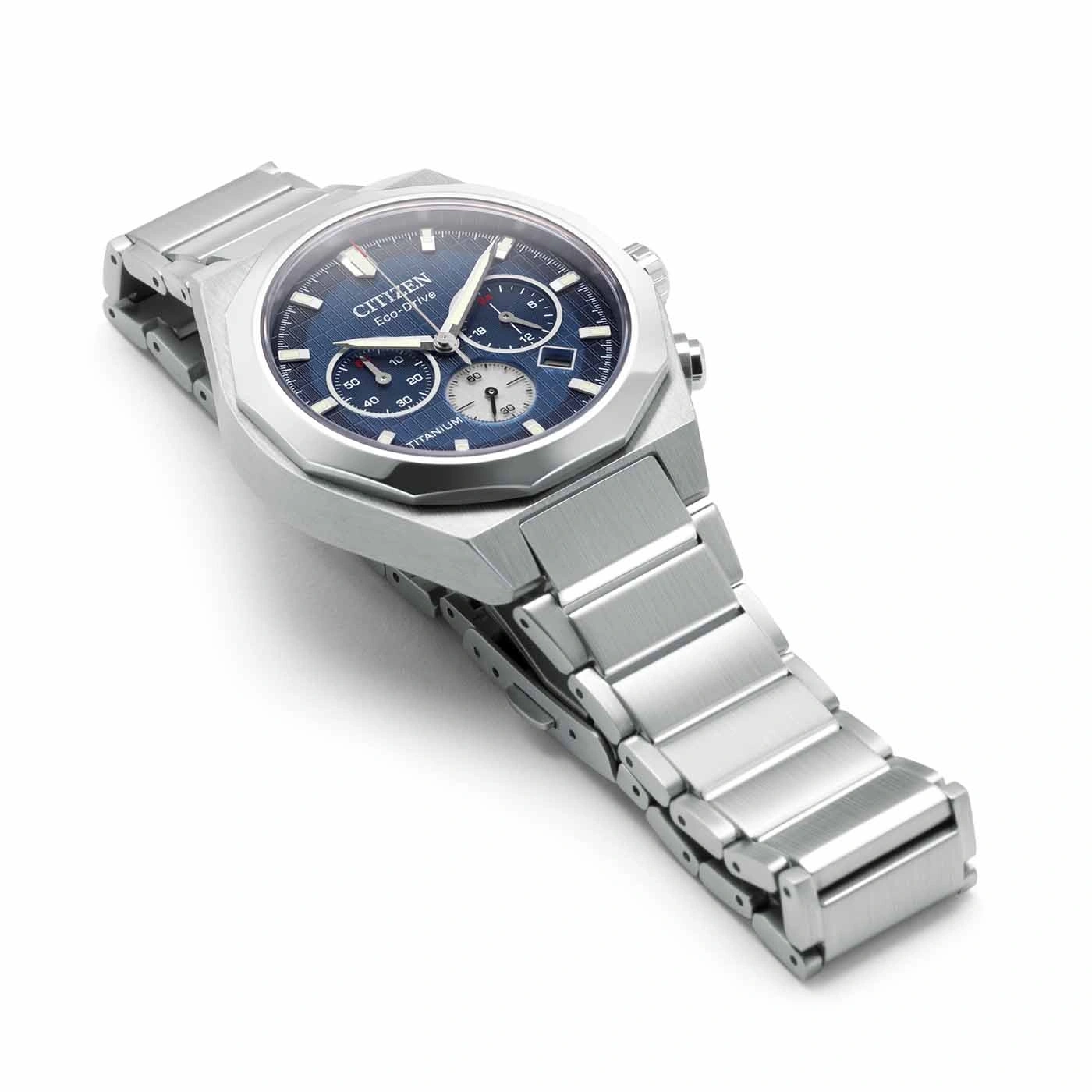 Citizen Eco-Drive titaaninen rannekello sinisellä kellotaululla ja hopeisella rannekkeella