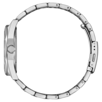 Hopeisen kellon sivukuva metallirannekkeella, lähikuva.