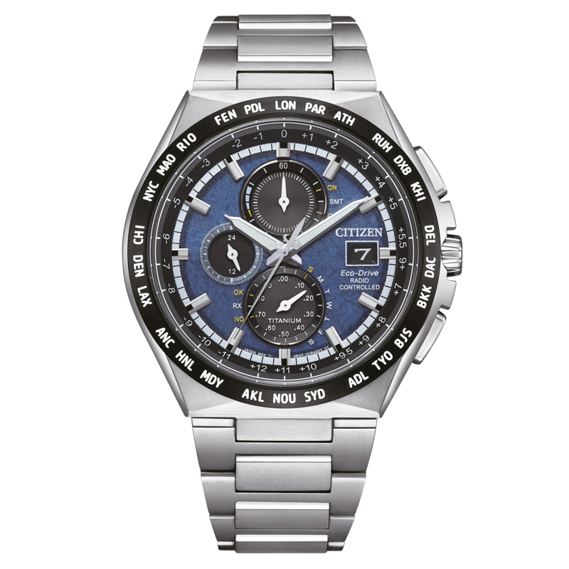 Citizen-kello, jossa sininen kellotaulu, titaani, radio-ohjattu, maailmanaika ja ruostumattomasta teräksestä valmistettu ranneke.