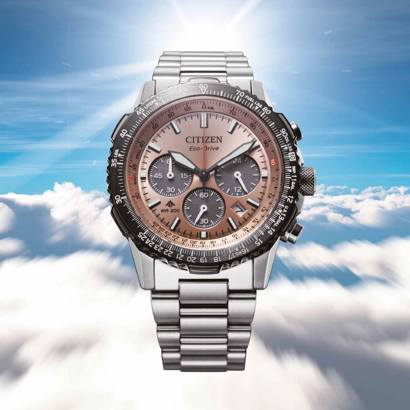Citizen Eco-Drive -kello, jossa on ruskea kellotaulu ja hopeinen ranneke taivasta vasten.