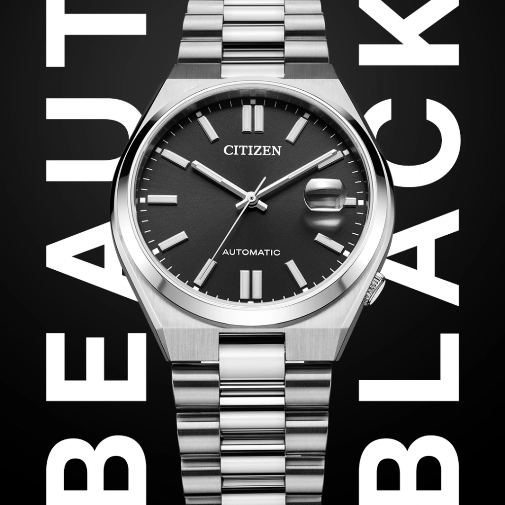 Citizen-kello, jossa musta kellotaulu, hopeinen ranneke ja sanat BEAUTY BLACK.