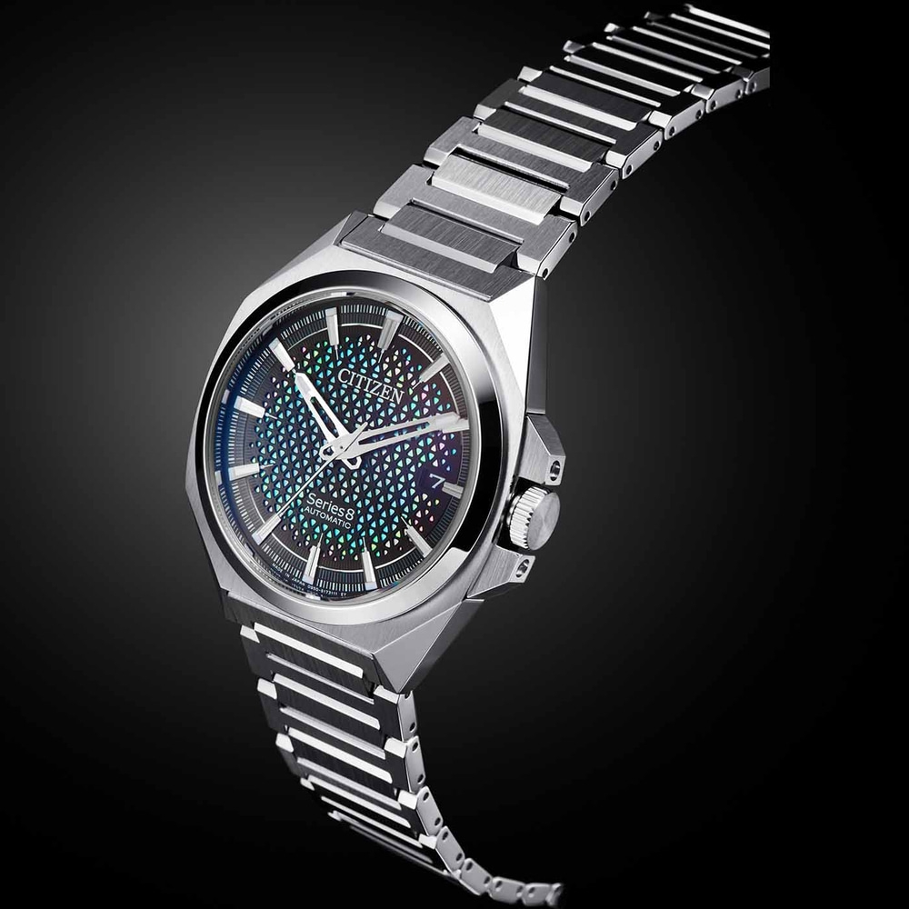 Citizen Series 8 automaattikello hopeisella rannekkeella ja mustalla taustalla.