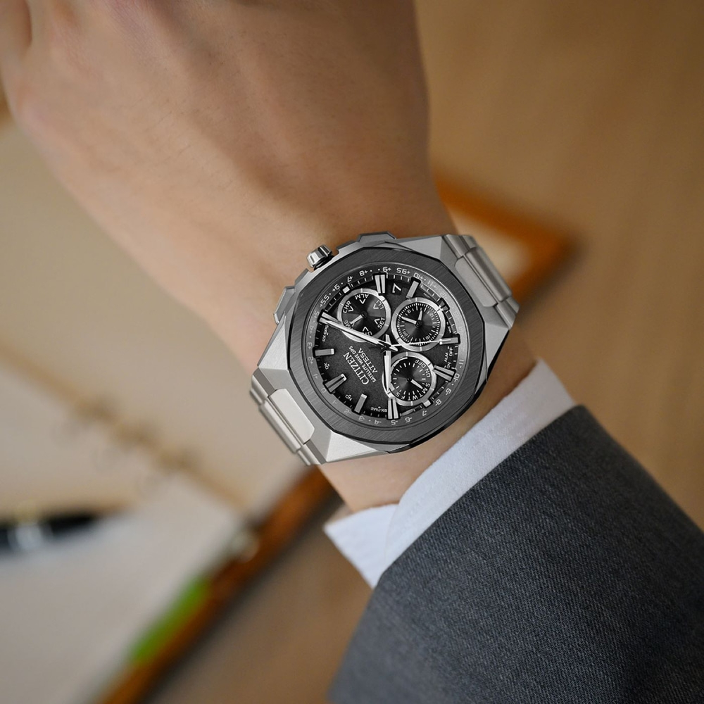 Citizen Attesa -kello ranteessa, harmaa puku, lähikuva, luksuskello, tyylikäs muotoilu