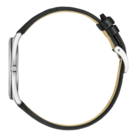 Sivukuva hopeisesta kellosta, jossa on musta nahkaranneke vihreällä taustalla.