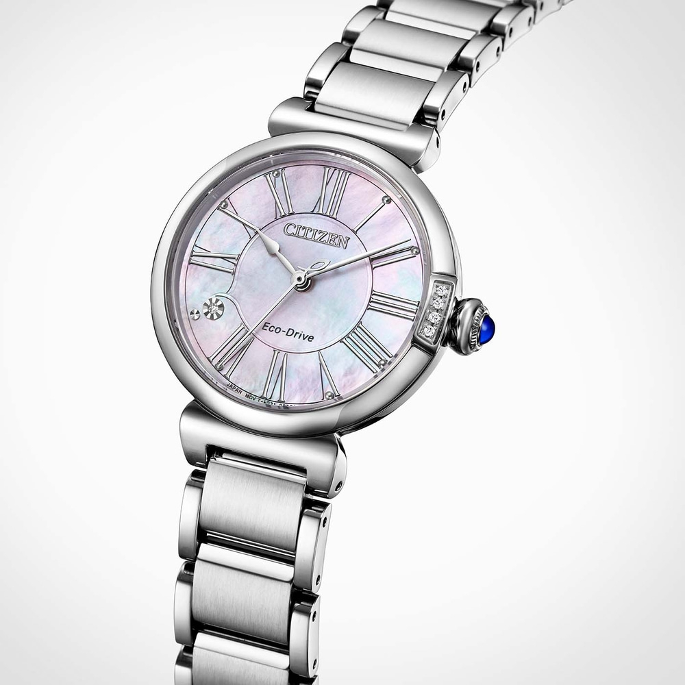 Lähikuva Citizen Eco-Drive -kellosta, jossa on helmiäistaulu ja roomalaiset numerot.