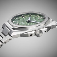 Lähikuva vihreästä Citizen Series 8 -automaattikellosta metallirannekkeella.