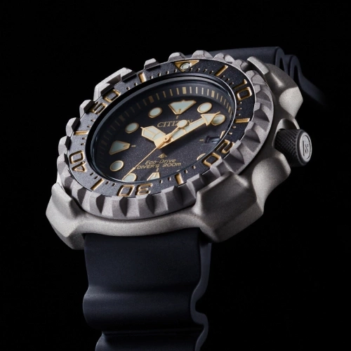 Lähikuva Citizen Eco-Drive sukeltajan rannekellosta mustalla rannekkeella.
