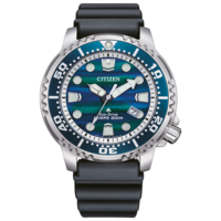 Citizen Eco-Drive sukeltajankello sinivihreällä tekstuuritaululla ja mustalla rannekkeella.