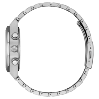 Hopeinen kello metallirannekkeella, sivukuva, painikkeet näkyvissä, tyylikäs muotoilu.