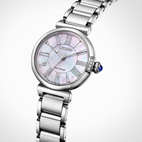 Lähikuva Citizen Eco-Drive -kellosta, jossa on helmiäistaulu ja roomalaiset numerot.