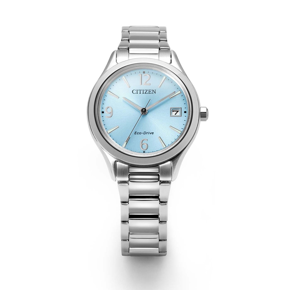 Hopeinen Citizen Eco-Drive -kello vaaleansinisellä kellotaululla ja hopearannekkeella.