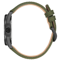 Sivukuva mustasta kellosta, jossa on vihreä kangasranneke.