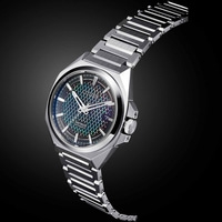 Citizen Series 8 automaattikello hopeisella rannekkeella ja mustalla taustalla.