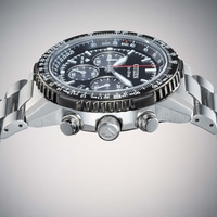 Lähikuva Citizen Eco-Drive -kellosta, jossa musta kellotaulu ja metalliranneke.