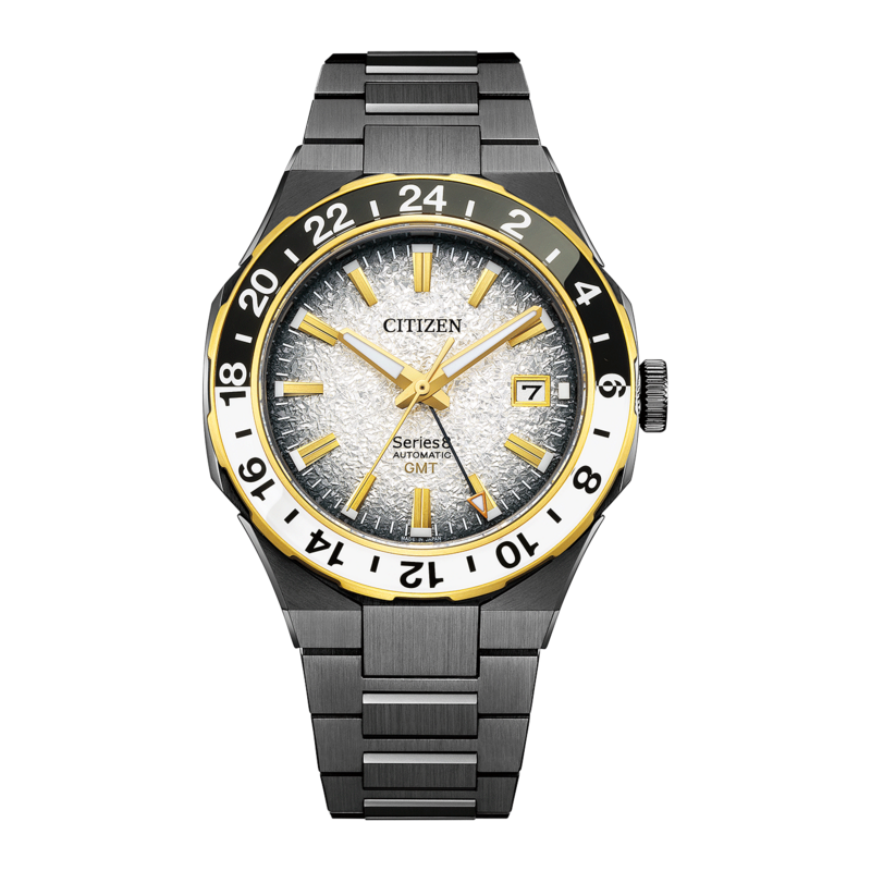 Citizen Series 8 GMT -kello mustilla ja kultaisilla yksityiskohdilla, valkoinen kellotaulu.