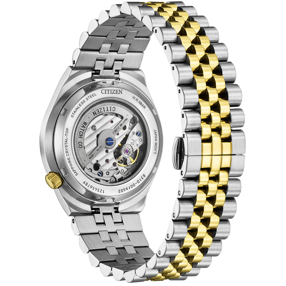 Citizen-kello hopeisella ja kultaisella rannekkeella, joka näyttää kellon mekanismin.