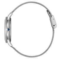 Hopeinen kello, jossa verkkohihna, sivukuva, tyylikäs muotoilu, moderni tyyli.