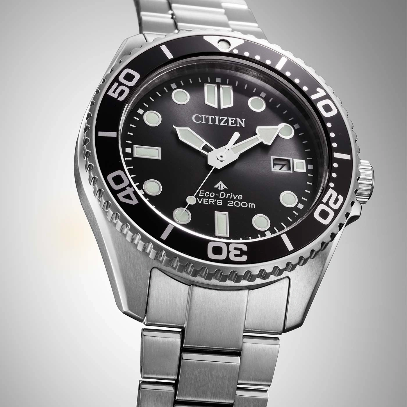 Citizen-kello, jossa musta kellotaulu ja hopeinen ranneke, Eco-Drive, diver's 200m
