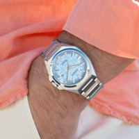 Citizen-kello ranteessa, vaaleansininen kellotaulu, Series 8, automaattinen, lähikuva