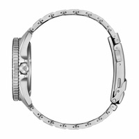 Hopeinen rannekello, jossa metalliranneke ja pyöreä kellotaulu sivusta katsottuna.