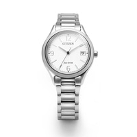 Hopeinen Citizen Eco-Drive -kello, jossa valkoinen kellotaulu ja päivämääräikkuna.