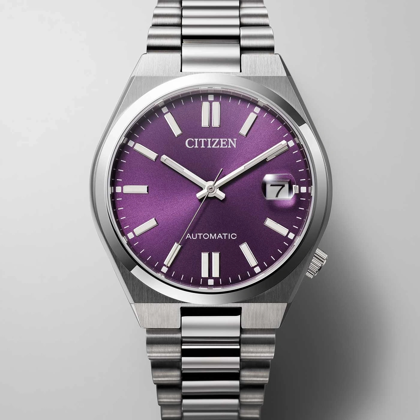 Citizen-kello, jossa on violetti kellotaulu ja hopeinen ranneke, automaattinen.