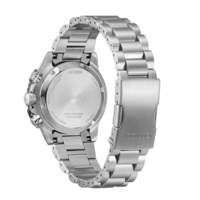 Ruostumattomasta teräksestä valmistetun Citizen Eco-Drive -kellon takaosa metallirannekkeella.