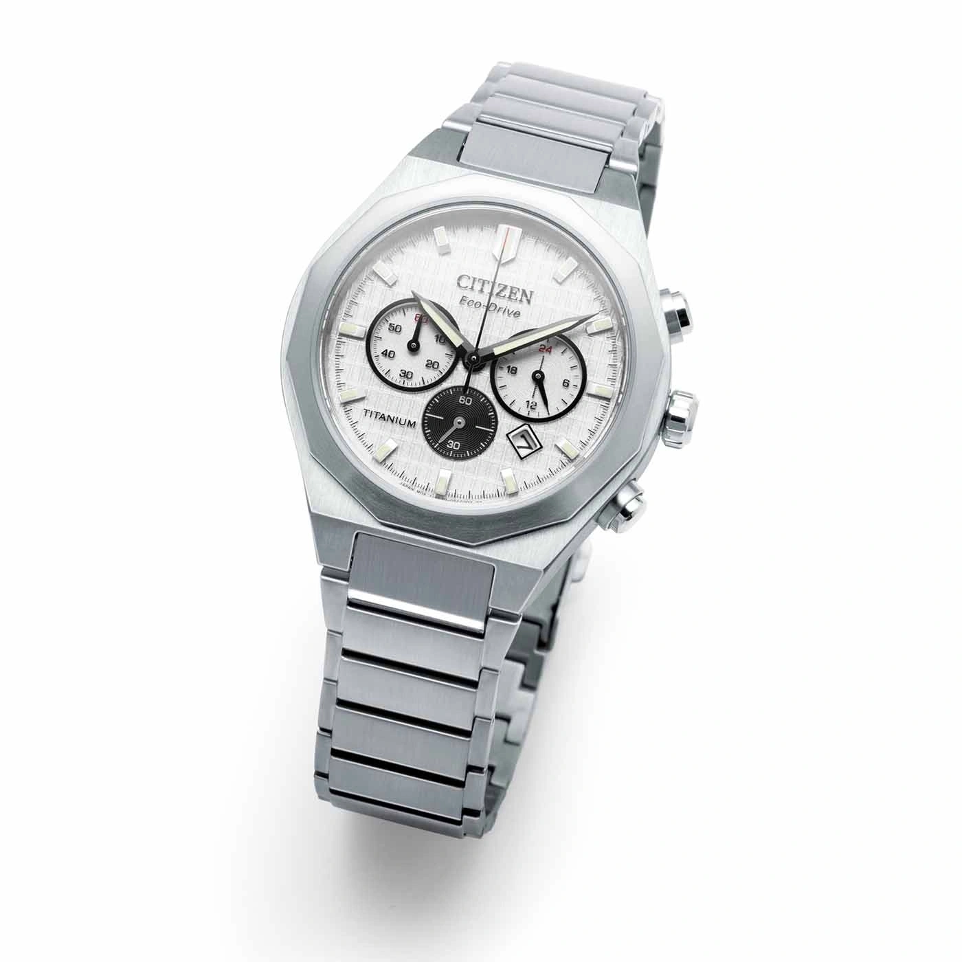 Citizen Eco-Drive titaaninen rannekello, jossa valkoinen kellotaulu ja kronografi.