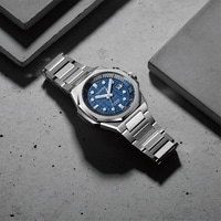 Citizen Series 8 automaattikello betonipinnalla varjoineen.