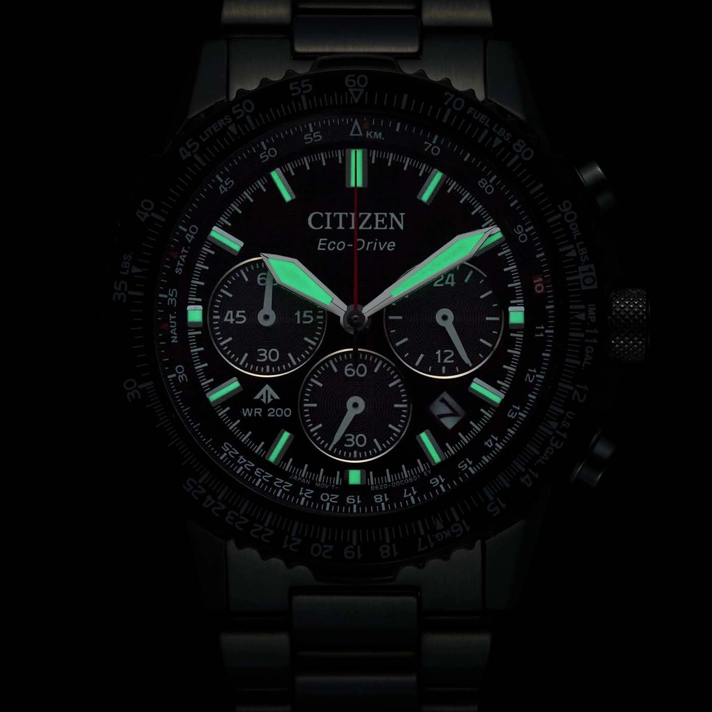 Musta Citizen Eco-Drive -kello, jossa hohtavat vihreät viisarit ja merkit.