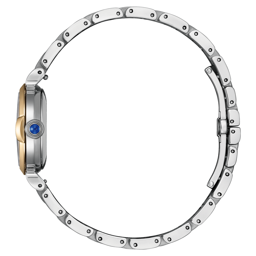 Hopeinen kello, jossa on kultaiset yksityiskohdat ja sininen jalokivi valkoisella pohjalla.