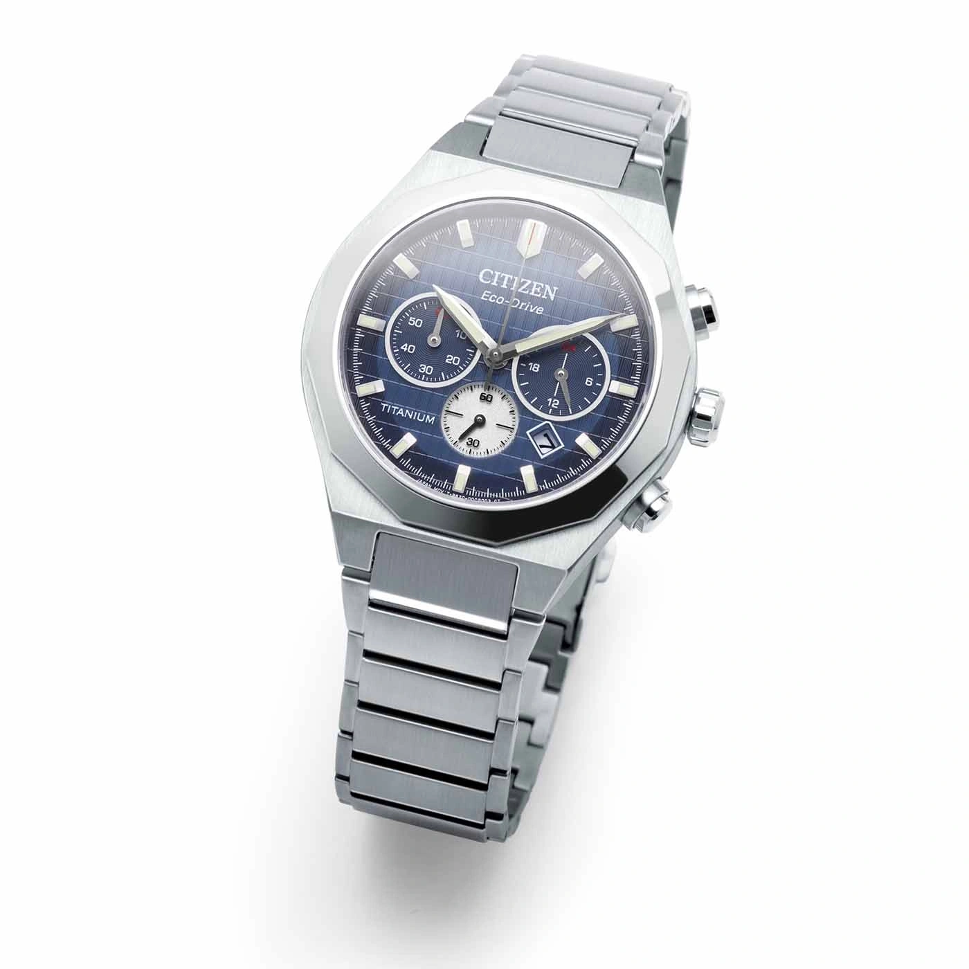 Citizen Eco-Drive titaaninen rannekello, jossa sininen kellotaulu ja kronografiominaisuudet.