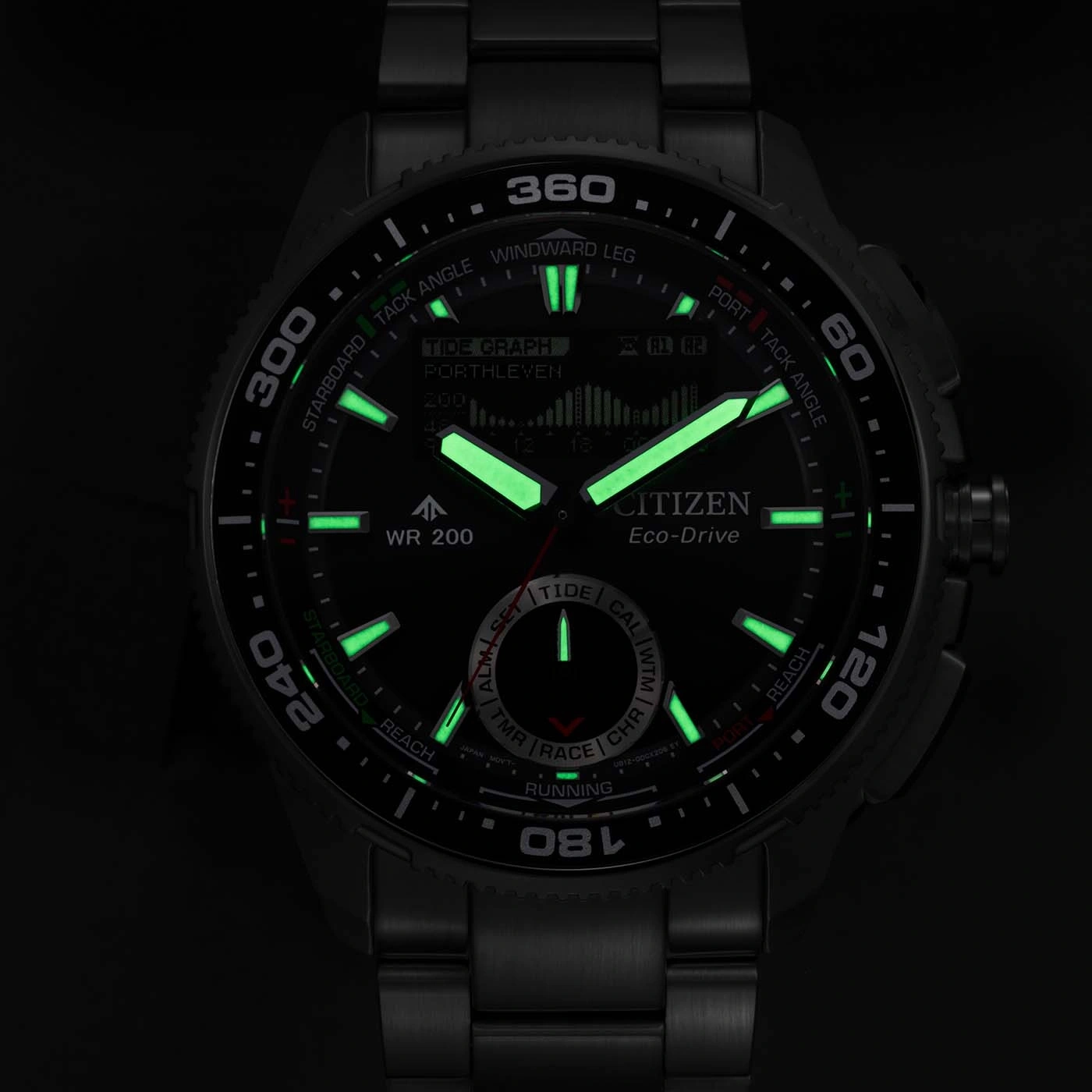 Tumma Citizen Eco-Drive-kello, jossa vihreät, hohtavat osoittimet ja merkinnät mustalla taustalla.